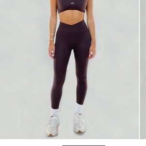 BRAND NEW 437 V legging/Espresso